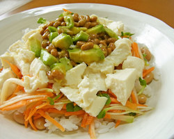 豆腐とアボカドのアジア風丼