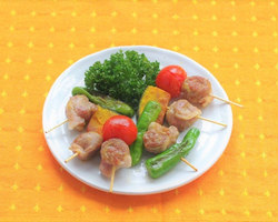 豚肉と野菜のカレー風味ミニ串焼き