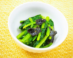 ごま油香る！小松菜と韓国海苔の和え物