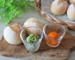 手作りプチパンと二種の野菜ペースト
