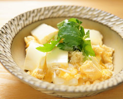 絹ごし豆腐と油揚げの卵とじ
