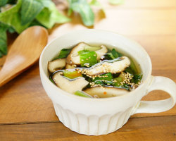 小松菜としいたけのピリ辛中華スープ
