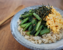 栄養バランス良し！卵と小松菜のクイック二色丼