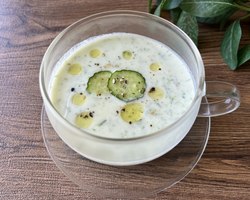 きゅうりの冷たいヨーグルトスープ