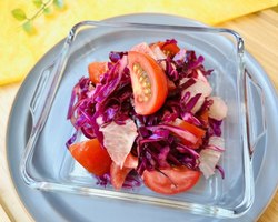 すっぱさが美味しい！赤野菜とレモンの情熱サラダ　