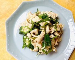 パンチの効いた辛み！鶏ささみとオクラの辛子和え