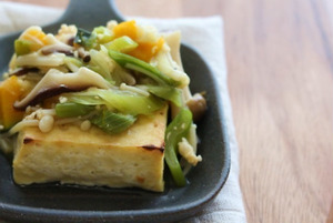 さっぱり食べやすい豆腐が主役！豆腐のグリル。きのこの柚子胡椒あんかけ