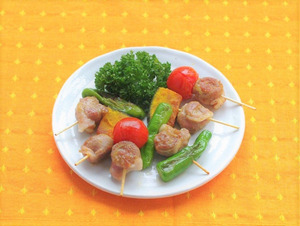 豚肉と野菜のカレー風味ミニ串焼き