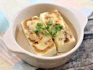 こんがりチーズが香ばしい！豆腐のねぎ味噌チーズ焼き