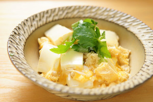 絹ごし豆腐と油揚げの卵とじ