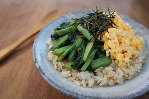 栄養バランス良し！卵と小松菜のクイック二色丼