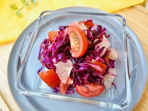 すっぱさが美味しい！赤野菜とレモンの情熱サラダ　