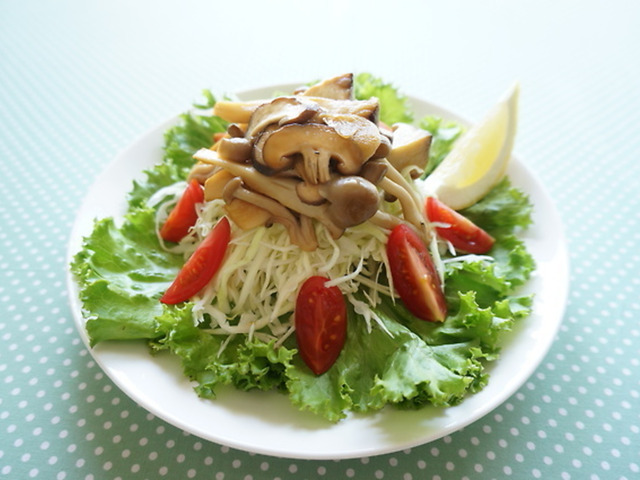 今日はきのこが主役！！きのこのガーリックバターソテーのっけサラダの