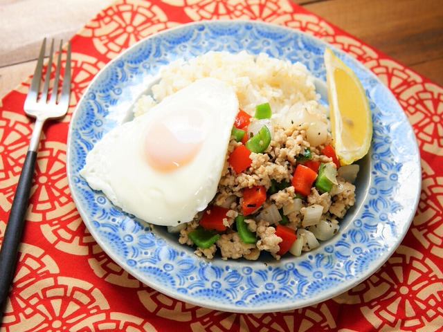 手軽にタイ風料理 鶏ひき肉の乾燥バジル炒めプレートのレシピ ダイエットプラス